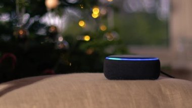 Noel arkaplan ortamında oynayan ev akıllı ses aygıtı 4k seçici odak noktası