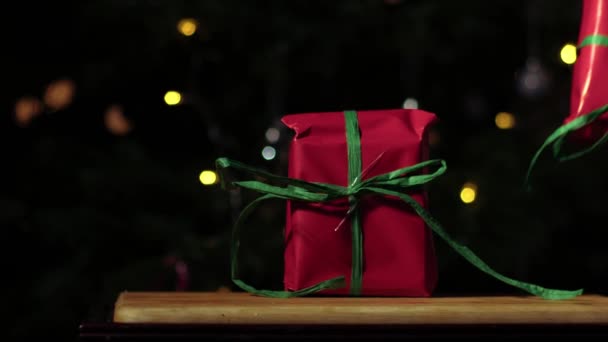 Рождественский Подарок Завернутый Красный Зеленый Праздничный Фон Боке Средний Избирательный — стоковое видео