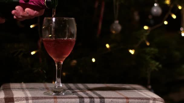 Gießen Glas Rotwein Auf Weihnachtshintergrund Medium Shot Selektiver Fokus — Stockvideo