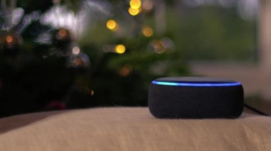 Noel arkaplanında oynayan ev akıllı ses aygıtı seçici odaklanma görüntüsü
