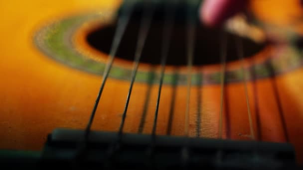 手柄古典吉他弦近距离拍摄4K镜头选择性聚焦 — 图库视频影像