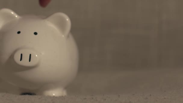 Mão Colocando Moedas Poupança Banco Piggy Fechar Zoom Tiro Foco — Vídeo de Stock