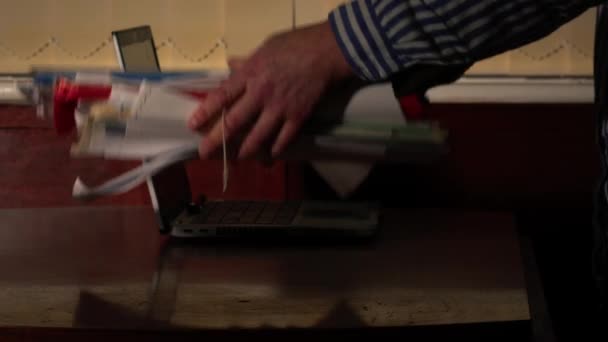 Πτώση Σωρός Από Αρχεία Χαρτιού Στο Γραφείο Κοντινό Ζουμ Επιλεκτική — Αρχείο Βίντεο