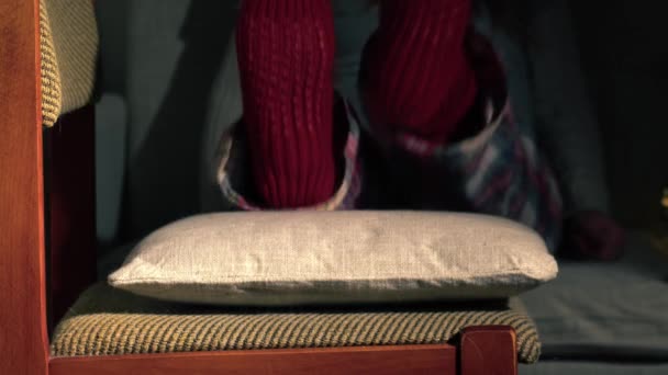 女人把脚放在舒适的圣诞袜里 中镜头4K慢动作选择性聚焦 — 图库视频影像