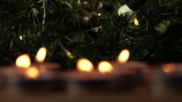 Velas Tealight Parpadeando Bokeh Con Fondo Árbol Navidad Cerca Tiro — Vídeos de Stock