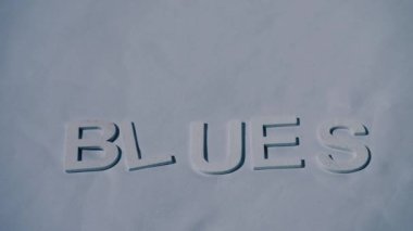 Blues uzakta konsept tipografi mesaj yavaş çekim seçici odak