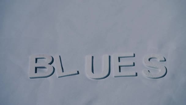 Den Blues Wegblasen Konzept Typografie Nachricht Zeitlupe Selektive Fokussierung — Stockvideo