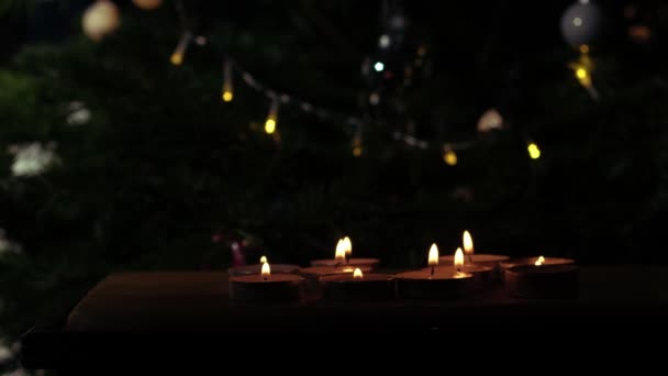 Velas Tealight Parpadeando Con Fondo Navidad Amplia Dolly Tiro Enfoque — Vídeos de Stock