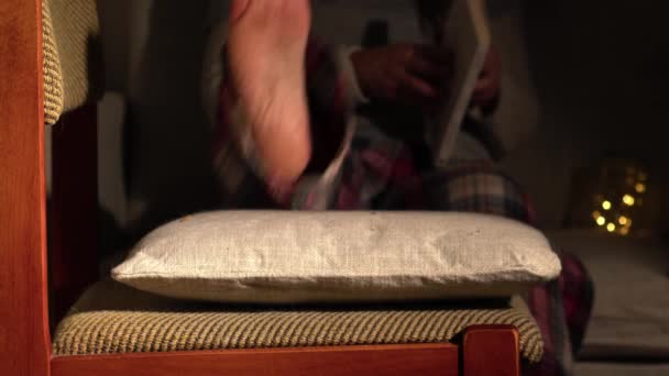 Жінка Піднімає Ноги Розслабляється Книгою Повільний Рух Вибірковий Фокус — стокове відео