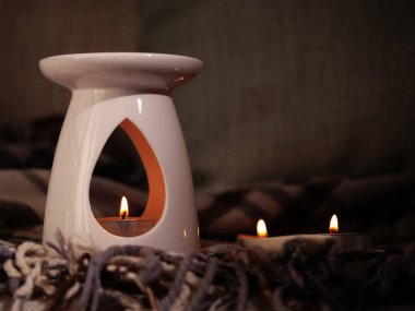 Mumlu temel yağ yakıcı. Orta boy seçici odak noktası.