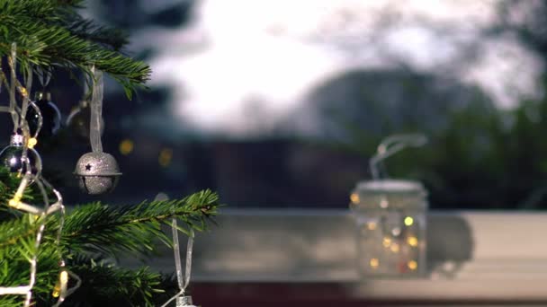 Χριστουγεννιάτικο Δέντρο Στο Σπίτι Μπροστά Από Παράθυρο Μεσαίο Zoom Shot — Αρχείο Βίντεο