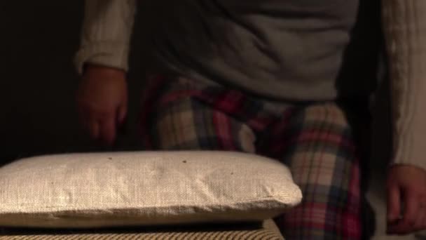 Frau Pyjama Legt Füße Hoch Und Entspannt Zoom Zeitlupe Selektive — Stockvideo