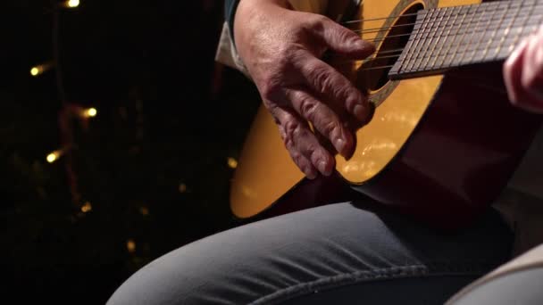 Grając Kolędy Gitarze Przed Drzewem Średniej Strzał Selektywny Ostrość — Wideo stockowe