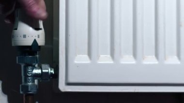 Merkezi ısıtma radyatörünü kapatıyorum. Yakınlaştır. Yavaş çekim seçici odak noktası.