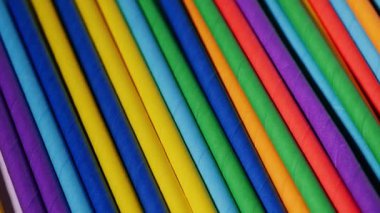 Çoklu renkli pipetler makro 4k doli yakın çekim yavaş çekim seçici odak