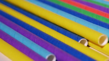 Çoklu renkli içme pipetleri makro yakınlaştırma dolly yavaş çekim seçici odak