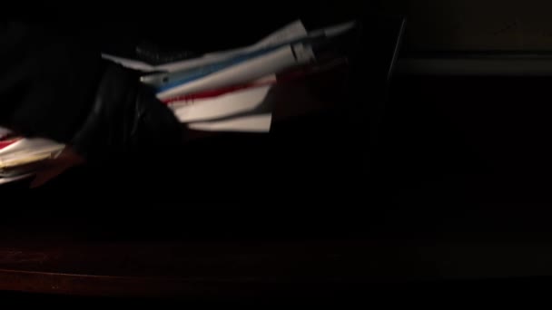 Дивлячись Купу Паперових Файлів Столі Темній Кімнаті Середній Масштаб Повільний — стокове відео