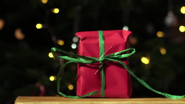 Різдвяний Подарунок Загорнутий Червоно Зелений Святковий Фон Боке Середній Масштаб — стокове відео
