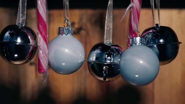 Stříbrné Vánoční Ozdoby Zvonky Rustikálním Dřevěném Pozadí Zblízka Zoom Zpomalit — Stock video