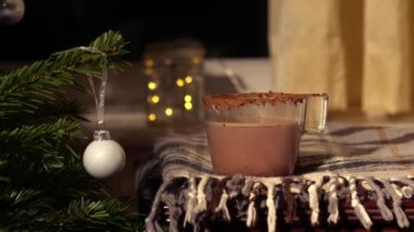 Noel şenlik sahnesinde sıcak çikolata içeceği 4K yavaş çekim seçici odak noktası