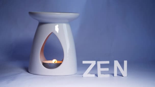 蓝色底色4K弹丸选择焦上的Zen精油燃烧器 — 图库视频影像