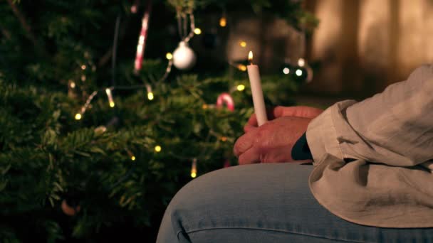 Mulher Senta Frente Árvore Natal Com Vela Média Câmera Lenta — Vídeo de Stock