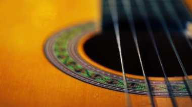 Klasik gitar telleri çekilen Dolly yakınlaşmasını seçici odak noktasını kapatır