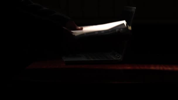 Дивлячись Купу Паперових Файлів Столі Темній Кімнаті Середній Масштаб Повільний — стокове відео
