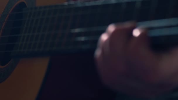 Hudebník Hraje Akustickou Kytaru Zblízka Zoom Shot Selektivní Zaměření — Stock video