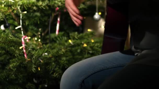 Bermain Natal Carols Pada Gitar Depan Zoom Shot Fokus Selektif — Stok Video