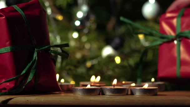 Різдвяний Подарунок Загорнутий Червоно Зелений Святковий Фон Боке Середній Масштаб — стокове відео