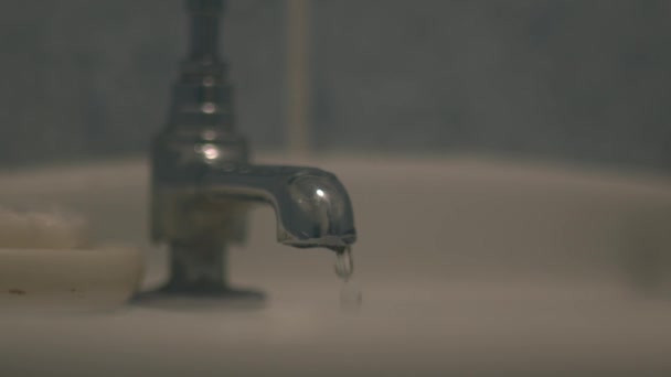 Damlayan Banyo Musluğu Lık Seçici Odak Noktasını Kapat — Stok video