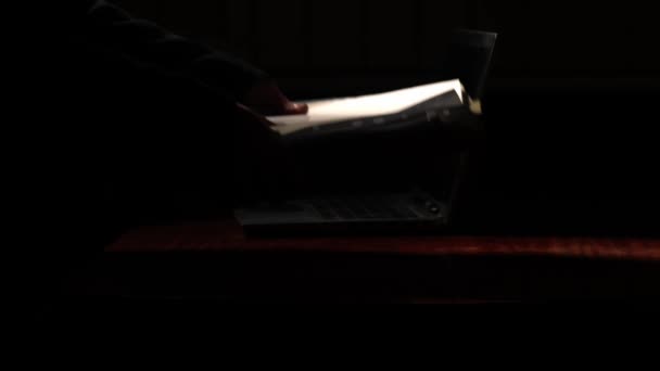 Дивлячись Купу Паперових Файлів Столі Темній Кімнаті Середній Повільний Рух — стокове відео