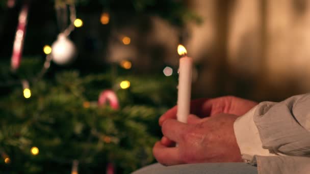 Жінка Сидить Перед Різдвяною Ялинкою Свічкою Середнього Повільний Рух Вибірковий — стокове відео
