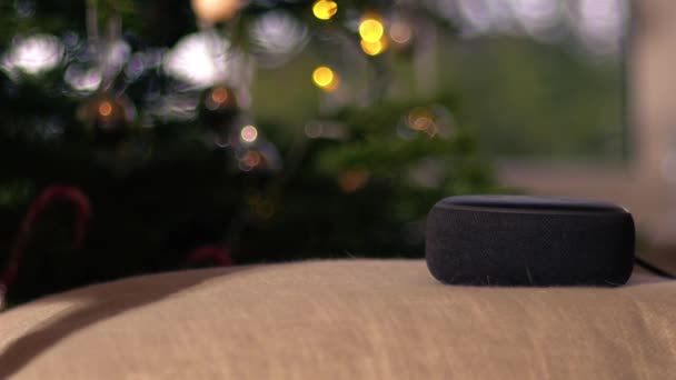 ホーム クリスマスの背景媒体のズーム人形のショット選択的な焦点で遊ぶスマートな音声装置 — ストック動画