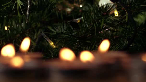 Tealight Свічки Мерехтливий Боке Фоном Різдвяної Ялинки Крупним Планом Збільшити — стокове відео