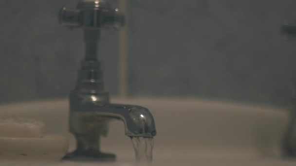 バスルームベースで手を洗う女性 中型ズームショット選択的な焦点 — ストック動画