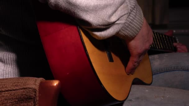 アコースティックギターを演奏するミュージシャン メディアズームショット選択的な焦点 — ストック動画