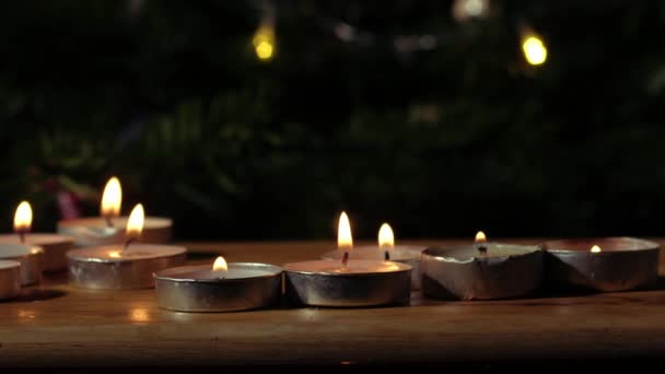 Tealight Свічки Мерехтять Фоном Боке Середній Масштабний Знімок Вибірковий Фокус — стокове відео