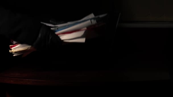 Дивлячись Купу Паперових Файлів Столі Темній Кімнаті Середній Повільний Рух — стокове відео