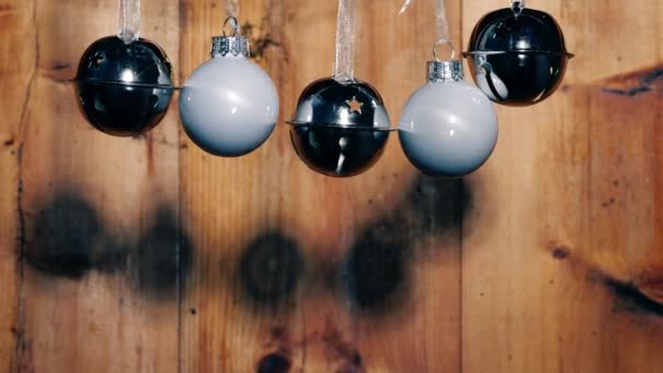 シルバークリスマスバブルと素朴な木の背景メディアの鐘 ズーム遅い動き選択的な焦点 — ストック動画