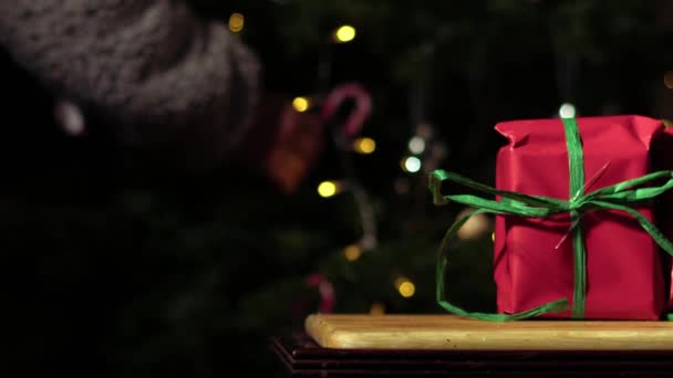 Julklapp Insvept Röd Och Grön Festlig Bokeh Bakgrund Medium Selektivt — Stockvideo