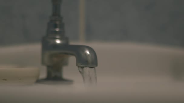 Torneira Torneira Banheiro Gotejamento Fechar Tiro Foco Seletivo — Vídeo de Stock