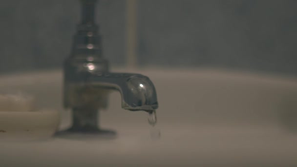 Damlayan Banyo Musluğu Yakın Çekim Seçici Odak Noktası — Stok video