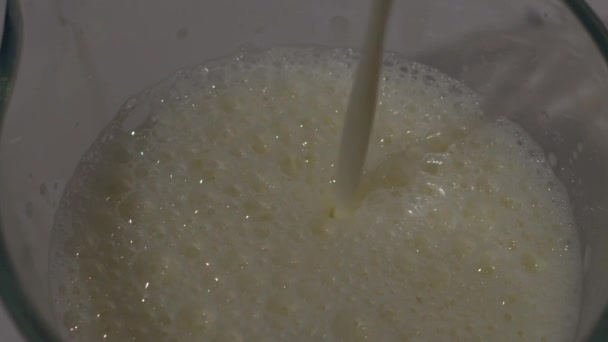 Jug Frothy Milk Glass Measuring Jug White Background Medium Zoom — Stock Video