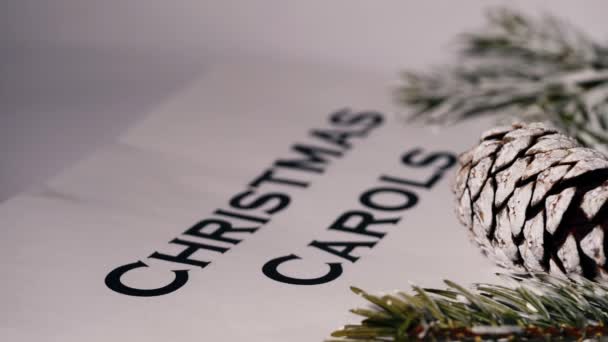 Cânticos Natal Com Pinhas Agulhas Exibição Inverno Close Zoom Dolly — Vídeo de Stock