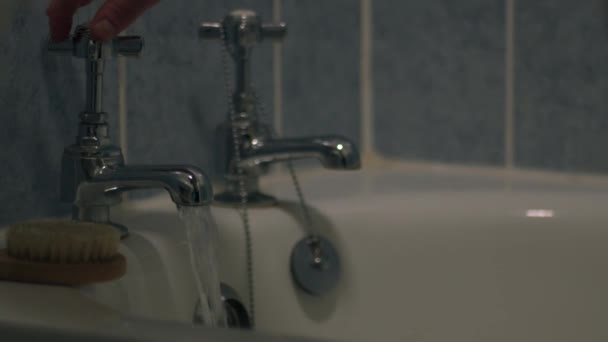 Mujer Apagar Grifos Baño Zoom Medio Tiro Enfoque Selectivo — Vídeos de Stock