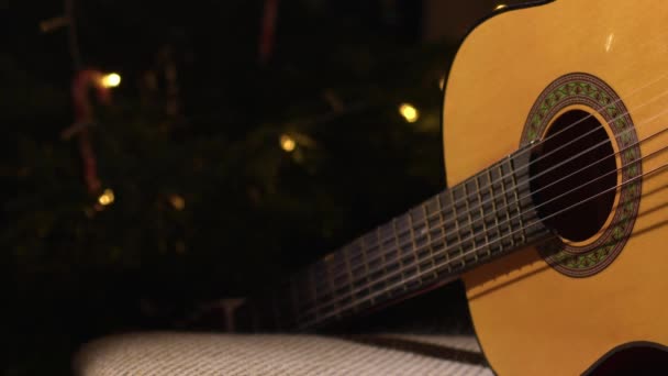 Guitarra Acústica Frente Árvore Natal Médio Tiro Foco Seletivo — Vídeo de Stock
