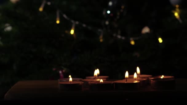 带有Bokeh背景图片的聚光蜡烛闪烁着选择性焦距 — 图库视频影像