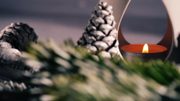 冬の松のコーンが付いている禅の精油バーナーは4Kの人形の選択的な焦点を閉めます — ストック動画